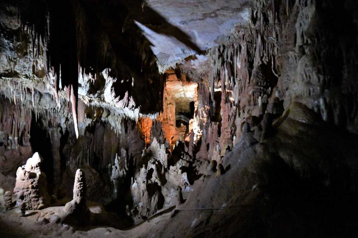 Χαλκιδική: Εικόνες από το σπήλαιο των Πετραλώνων – Μυστήριο με τον αρχαιότερο άνθρωπο στην Ευρώπη