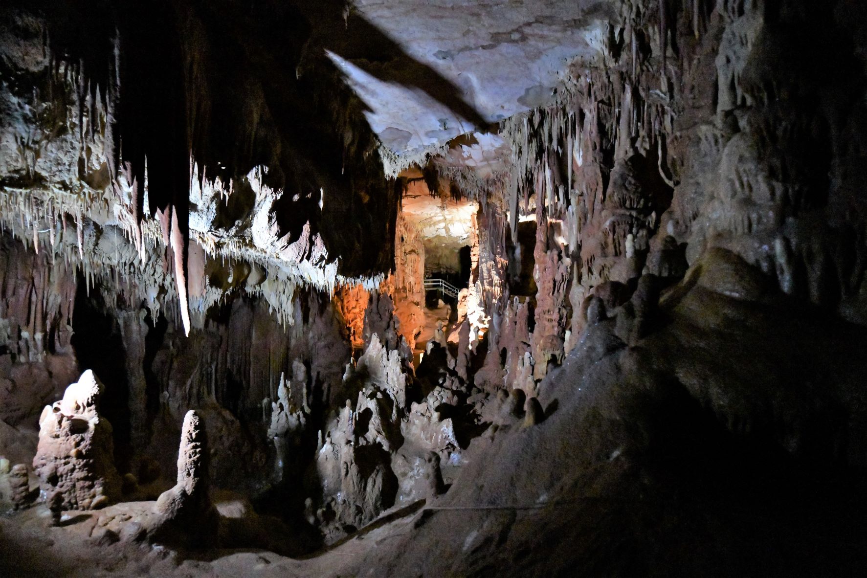 Χαλκιδική: Εικόνες από το σπήλαιο των Πετραλώνων – Μυστήριο με τον αρχαιότερο άνθρωπο στην Ευρώπη