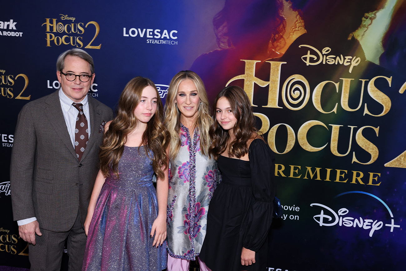 Η Σάρα Τζέσικα Πάρκερ στην πρεμιέρα του «Hocus Pocus 2» με την οικογένειά της
