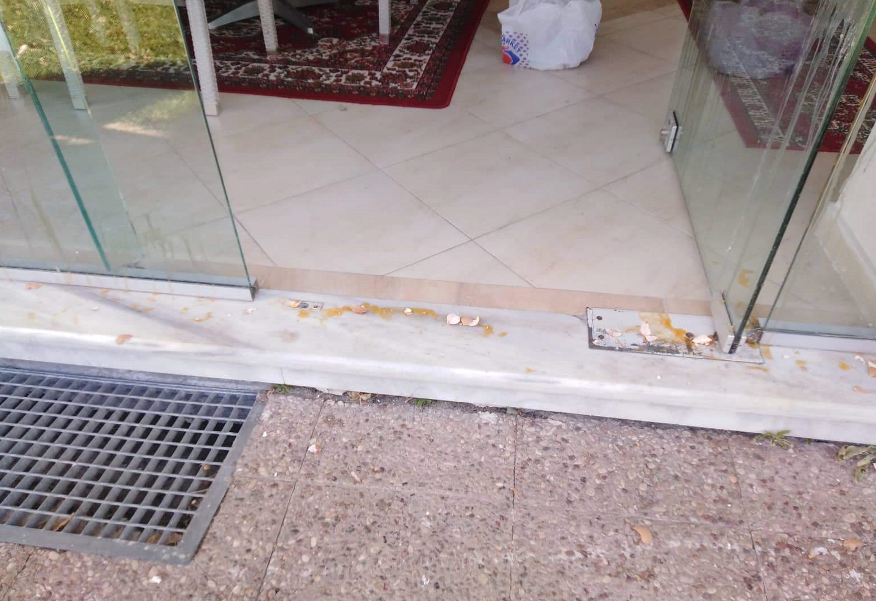 ΣΥΡΙΖΑ για επίθεση με αυγά στα γραφεία στη Σίνδο: Άνανδρη επίθεση και στην ίδια τη Δημοκρατία