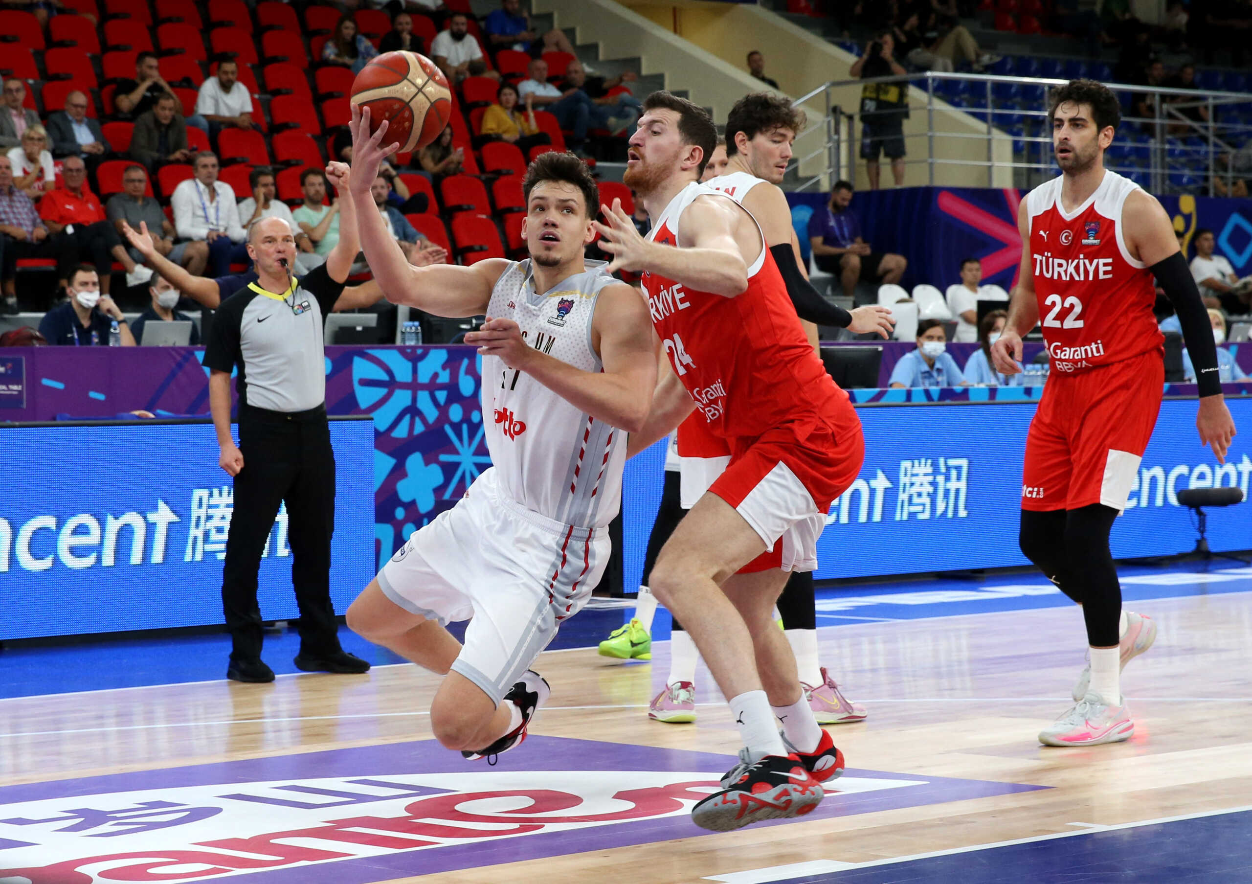 Basketball - EuroBasket Championship - Group A - Belgium v Turkey - Tbilisi Arena, Tbilisi, Georgia - September 6, 2022 Belgium's Hans Vanwijn in action with Turkey's Erxhan Osmani REUTERS