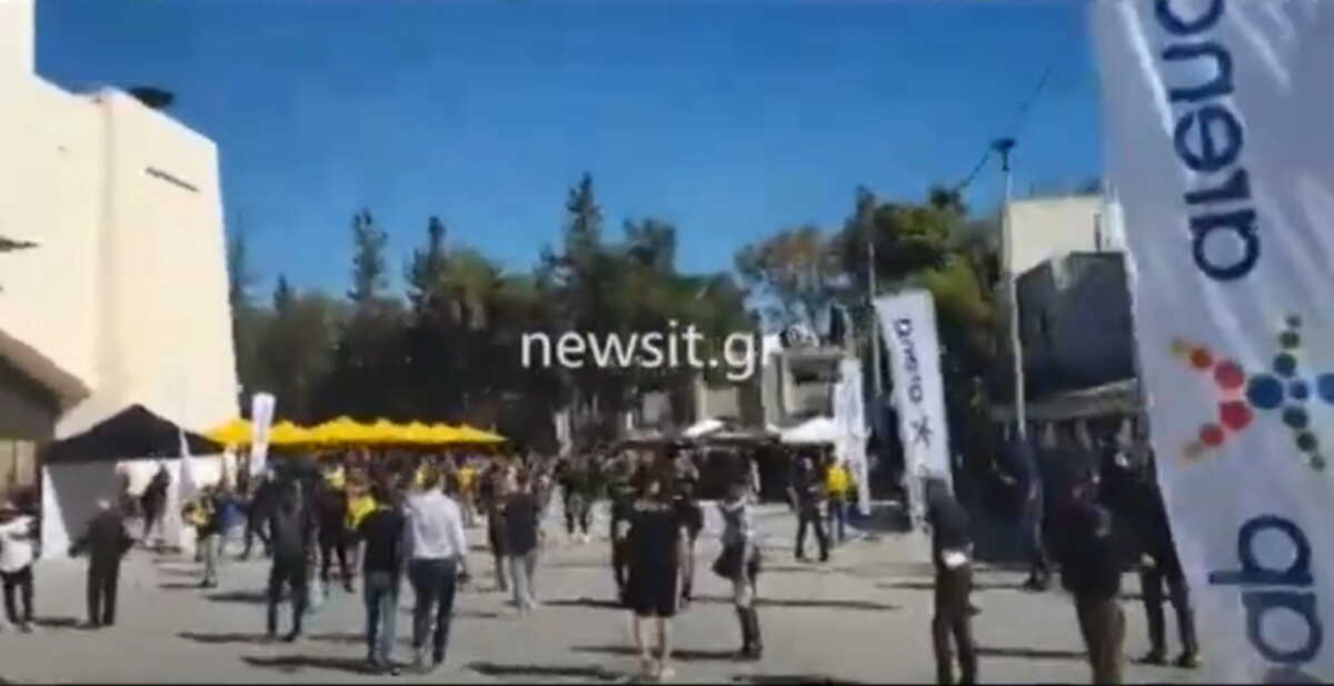 Opap Arena: Χαμός έξω από το γήπεδο – Εκατοντάδες οπαδοί της ΑΕΚ φωνάζουν συνθήματα