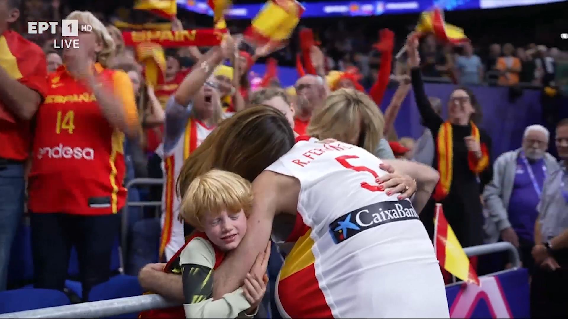 Eurobasket 2022: Έξαλλοι πανηγυρισμοί και δάκρυα χαράς για την Ισπανία – «Λύγισε» ο Ρούντι Φερνάντεθ αγκαλιά με τα παιδιά του