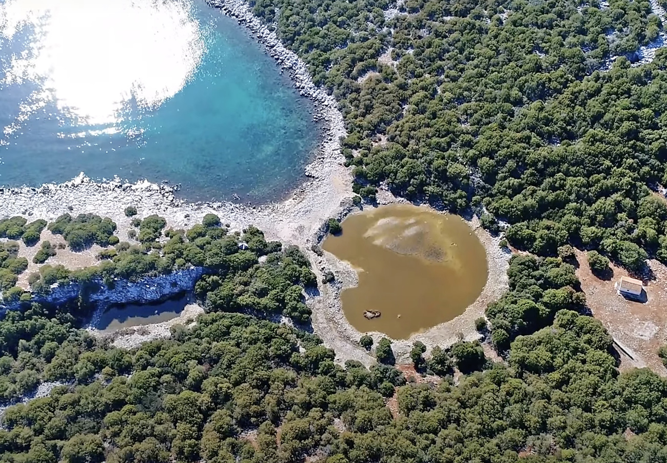 Αιγιλεία: Το μαγευτικό ερημονήσι που είναι γεμάτο λαγούς