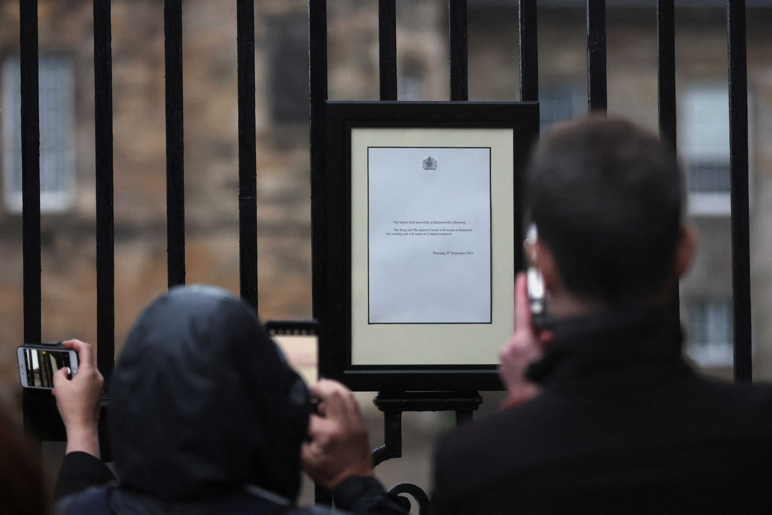 Βασίλισσα Ελισάβετ: Η ανακοίνωση στις πύλες του Holyroodhouse και η μεσίστια σημαία στο Μπάκιγχαμ