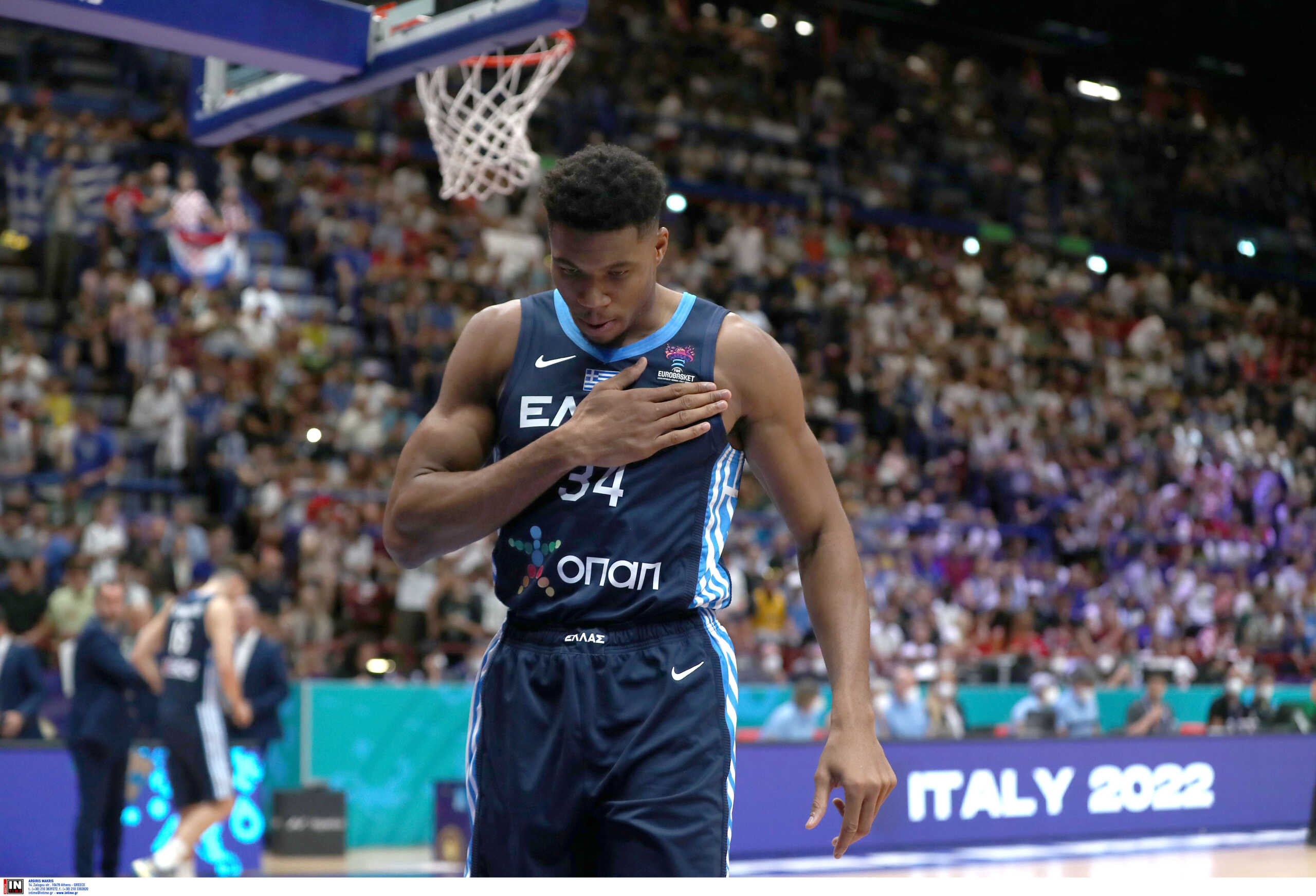 Eurobasket 2022, Ελλάδα – Ιταλία: Απίστευτες εκδηλώσεις λατρείας από τους Ιταλούς προς το πρόσωπο του Γιάννη Αντετοκούνμπο μετά το τέλος του αγώνα