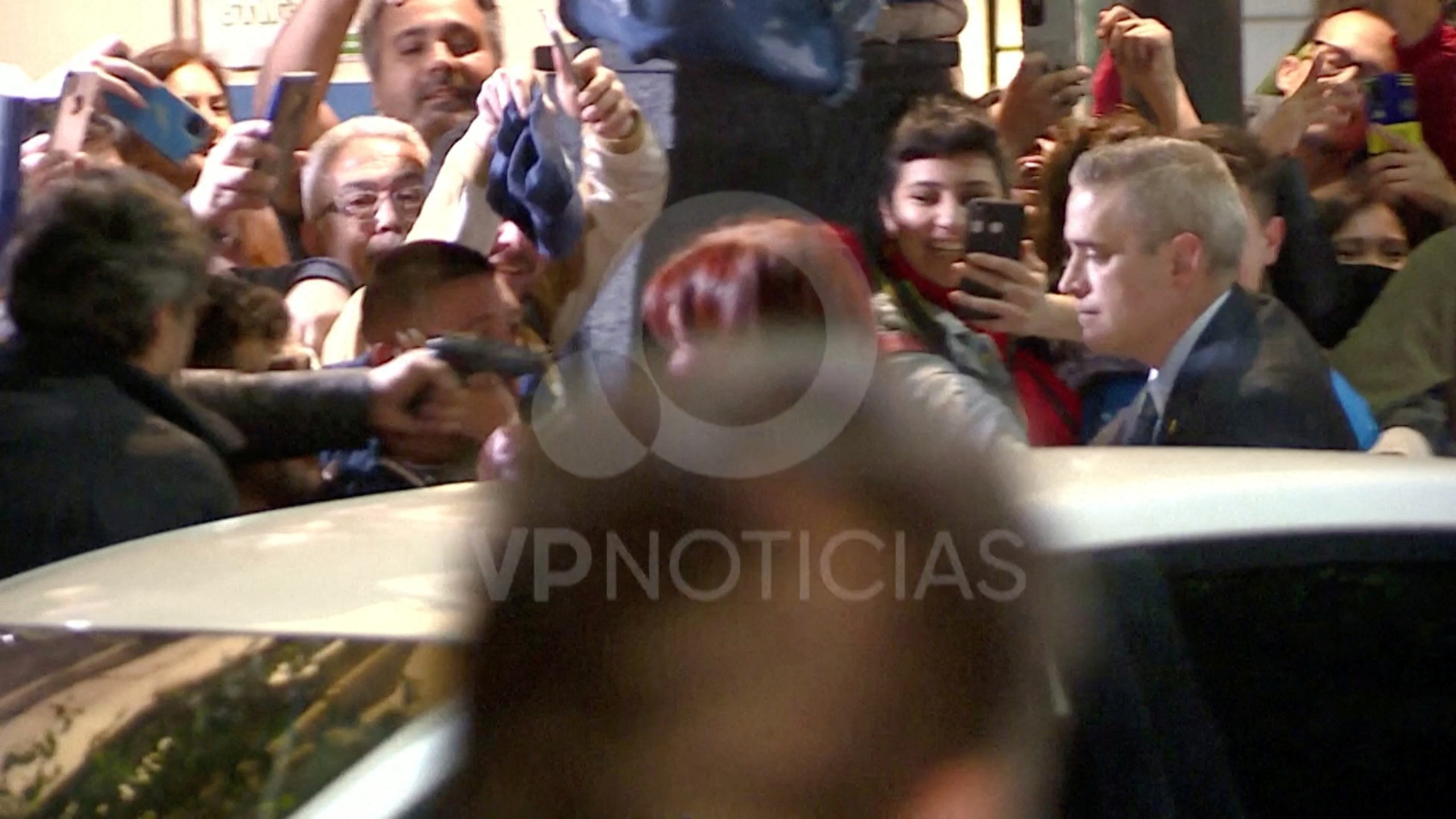 A man points a gun at Argentina's Vice President Cristina Fernandez de Kirchner, with no shots fired, at the entrance of Fernandez de Kirchner's home in Buenos Aires, Argentina, September 1, 2022 in this still image taken from video.  TV PUBLICA ARGENTINA