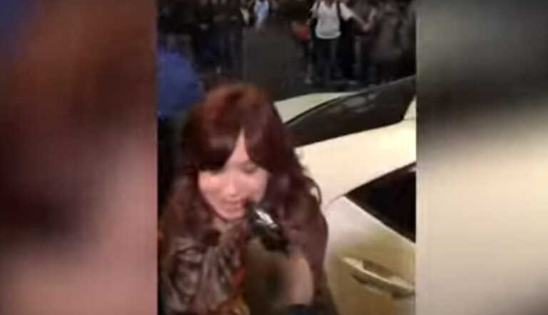 Άνδρας σημάδεψε με όπλο την αντιπρόεδρο της Αργεντινής Κριστίνα Κίρσνερ