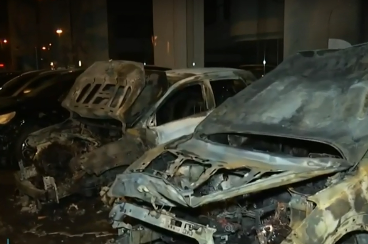 Εμπρησμός σε αντιπροσωπεία αυτοκινήτων στην Αχαρνών – Κάηκαν 5 οχήματα
