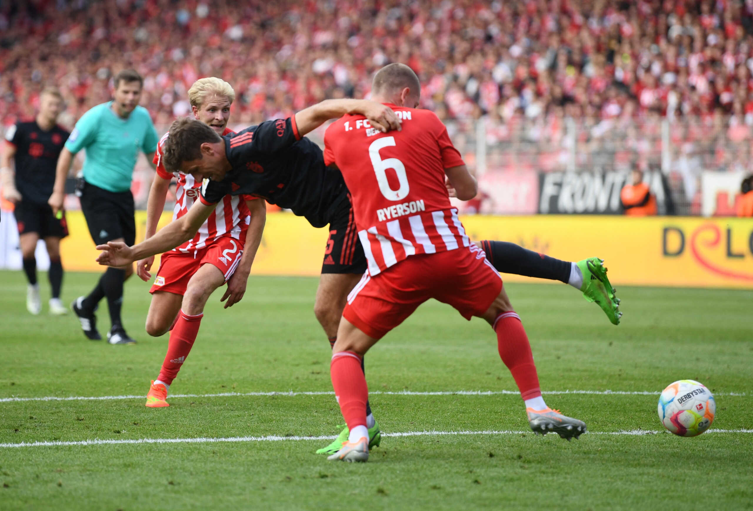 Soccer Football - Bundesliga - 1. FC Union Berlin v Bayern Munich - Stadion An der Alten Forsterei, Berlin, Germany - September 3, 2022 Bayern Munich's Thomas Muller in action with 1. FC Union Berlin's Julian Ryerson REUTERS