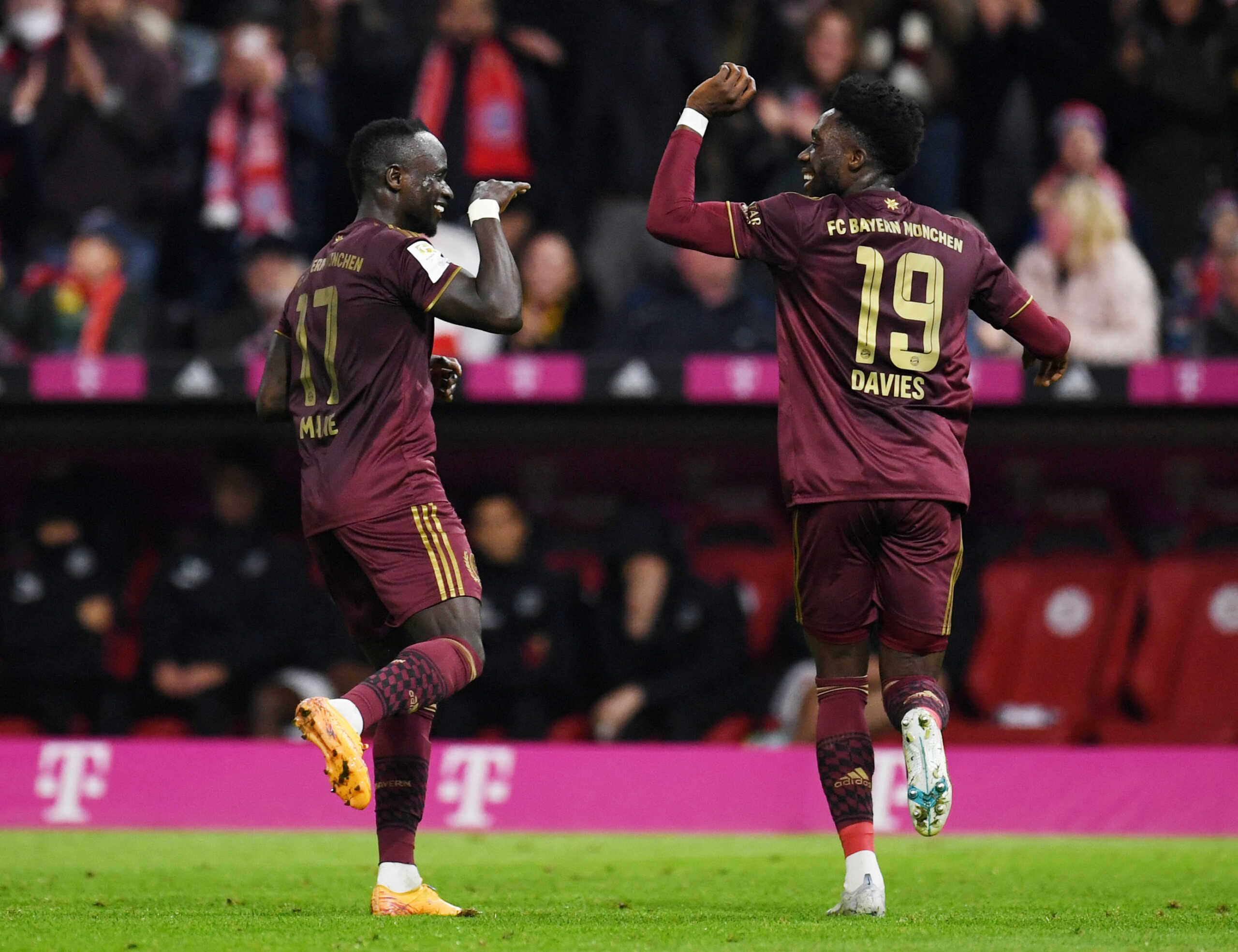 Soccer Football - Bundesliga - Bayern Munich v Bayer Leverkusen - Allianz Arena, Munich, Germany - September 30, 2022 Bayern Munich's Sadio Mane celebrates scoring their third goal REUTERS
