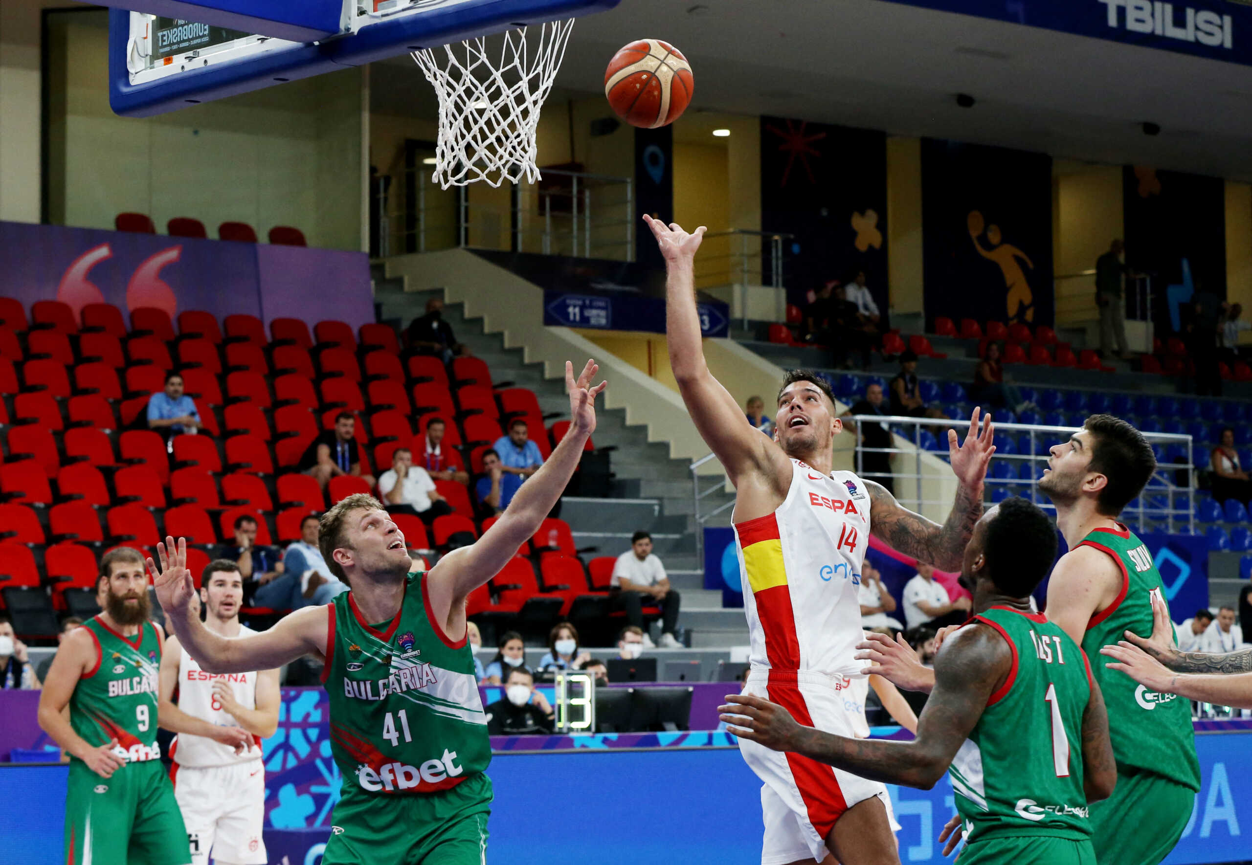 Basketball - EuroBasket Championship - Group A - Spain v Bulgaria - Tbilisi Arena, Tbilisi, Georgia - September 1, 2022 Spain's Willy Hernangomez in action with Bulgaria's Aleksandar Vezenkov and Dee Bost REUTERS