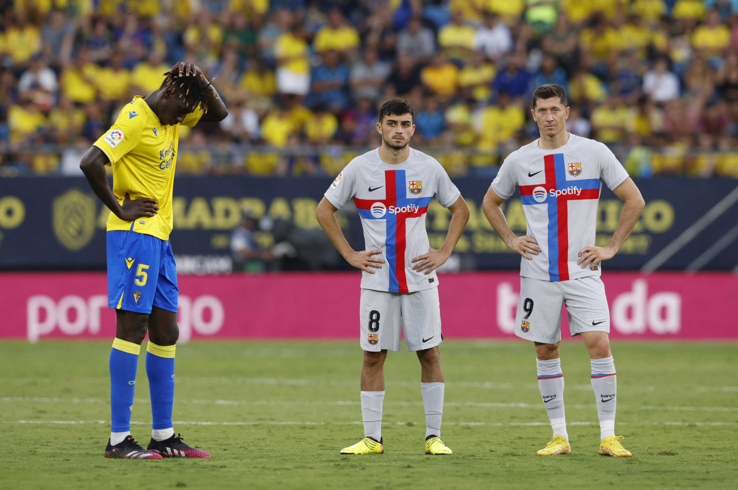 Soccer Football - LaLiga - Cadiz v FC Barcelona - Estadio Nuevo Mirandilla, Cadiz, Spain - September 10, 2022 FC Barcelona's Pedri and Robert Lewandowski react as play is stopped due to a medical emergency in the stand REUTERS
