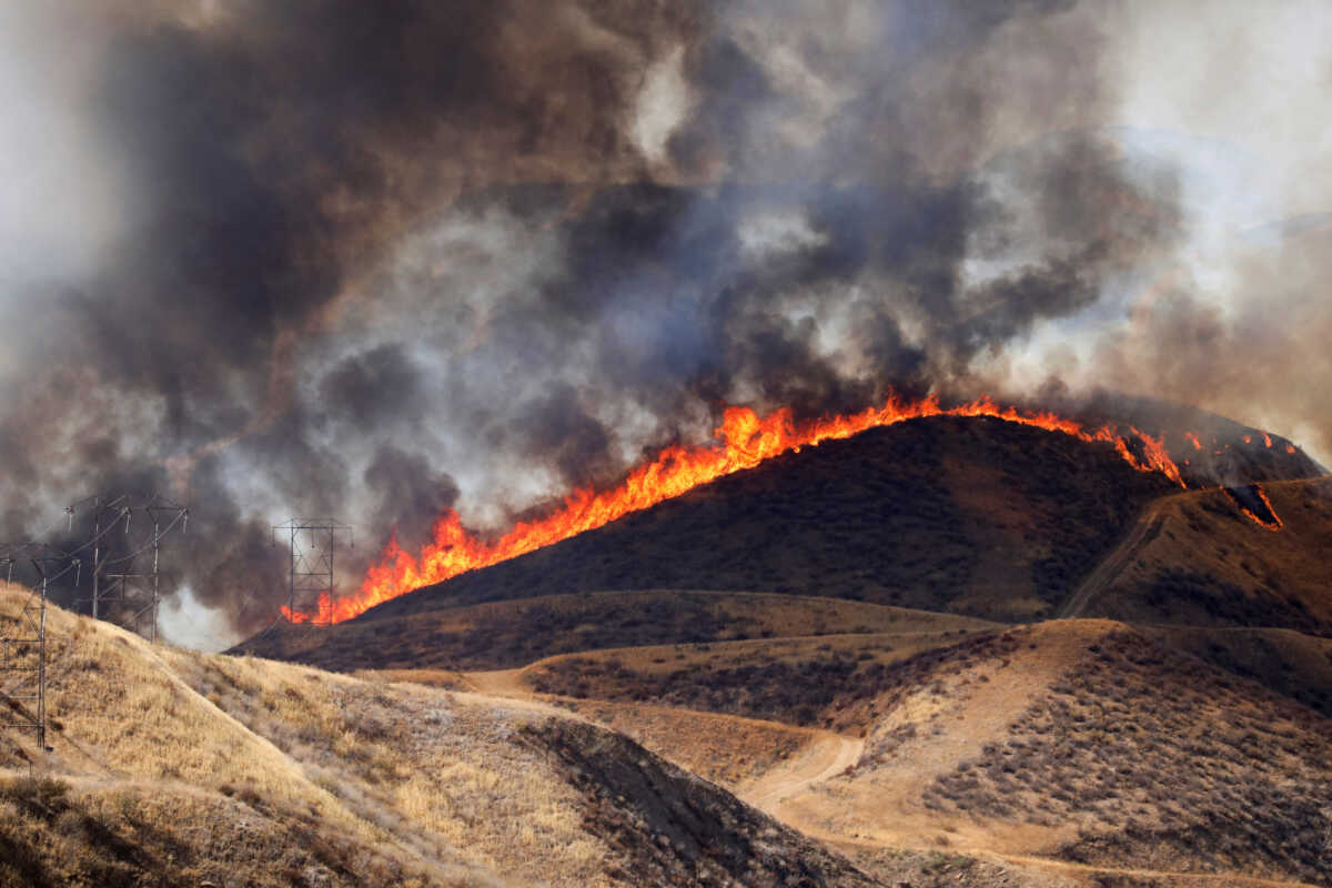The Route Fire burns near Castaic, California, U.S., August 31, 2022.  REUTERS