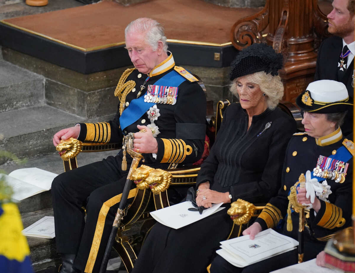 Κηδεία Βασίλισσας Ελισάβετ: Λύγισε ο Βασιλιάς Κάρολος