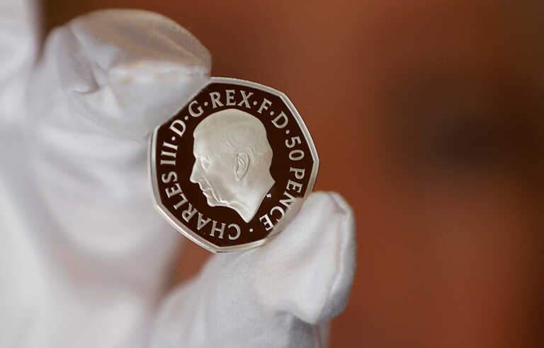 Τα νέα νομίσματα με τον βασιλιά Καρόλο - Γιατί κοιτάει στην αντίθετη κατεύθυνση από την βασίλισσα Ελισάβετ