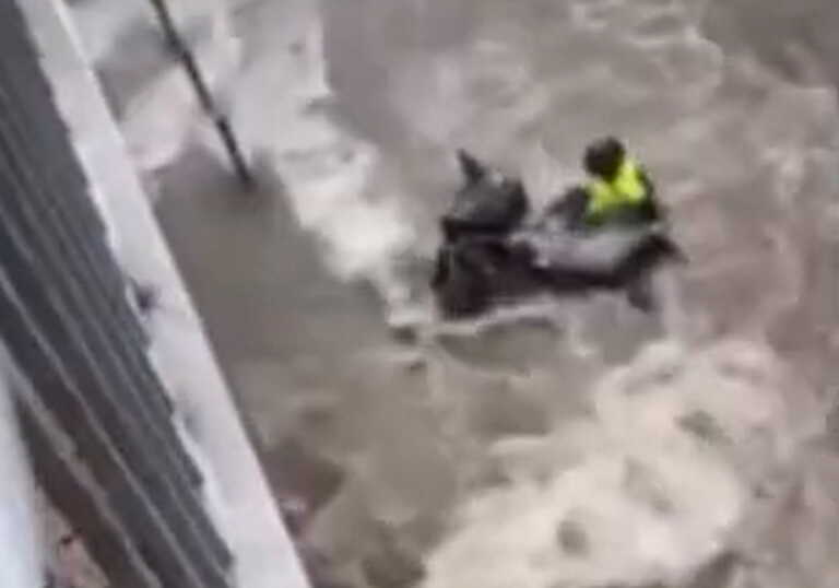 Ντελιβεράς παρασύρθηκε από τα νερά στους δρόμους που πλημμύρισαν από την καταιγίδα στη Θεσσαλονίκη