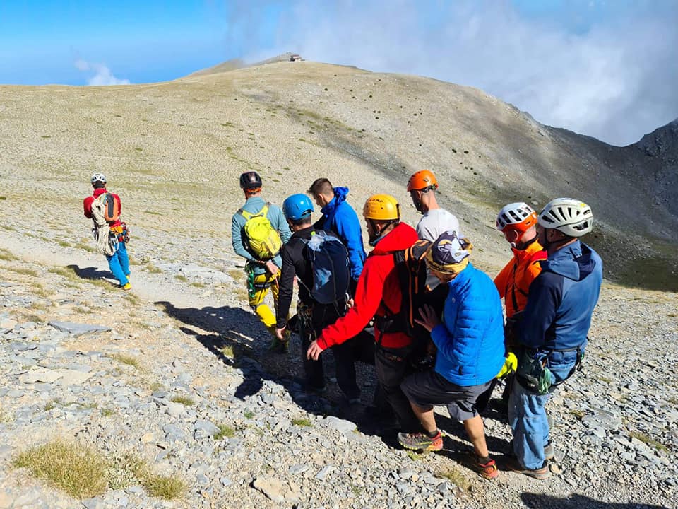 Όλυμπος: Με ελικόπτερο η μεταφορά του νεαρού τραυματισμένου ορειβάτη στη θέση «Λούκι του Μύτικα»