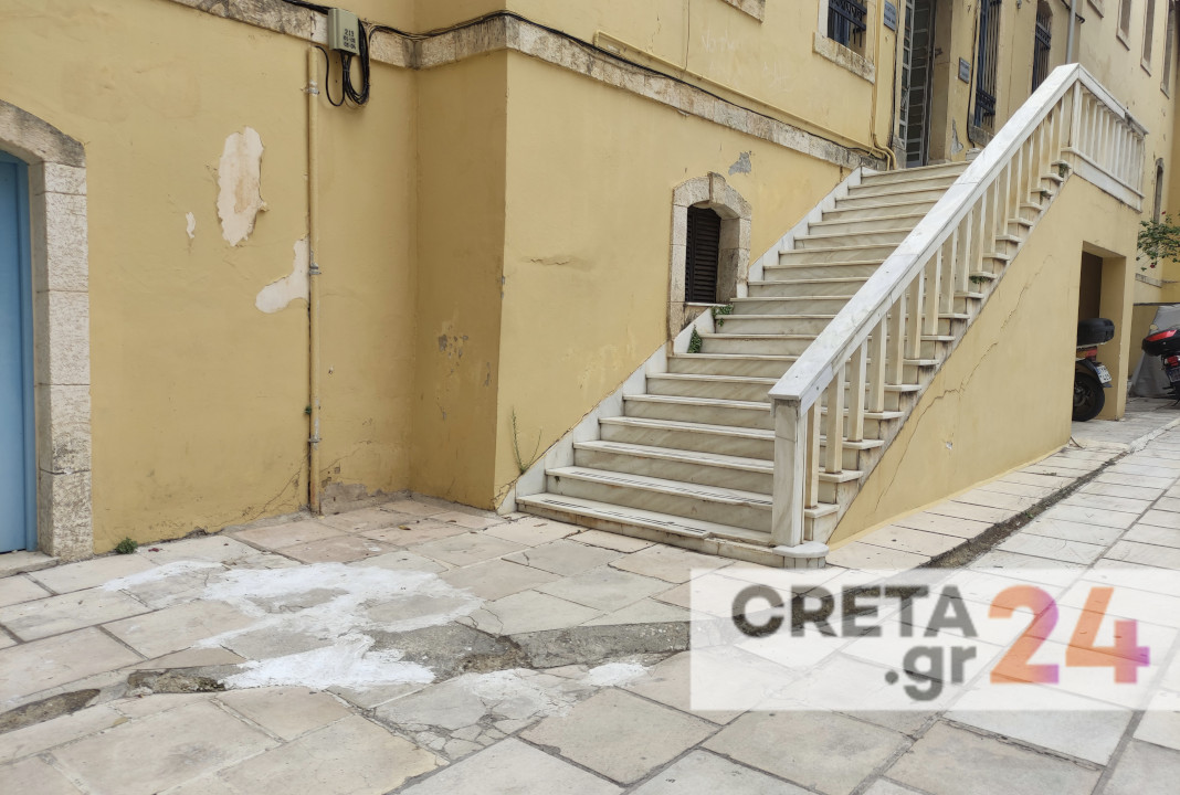 Χανιά: Κουκουλοφόρος επιτέθηκε με μαχαίρι σε δικηγόρο στα Δικαστήρια