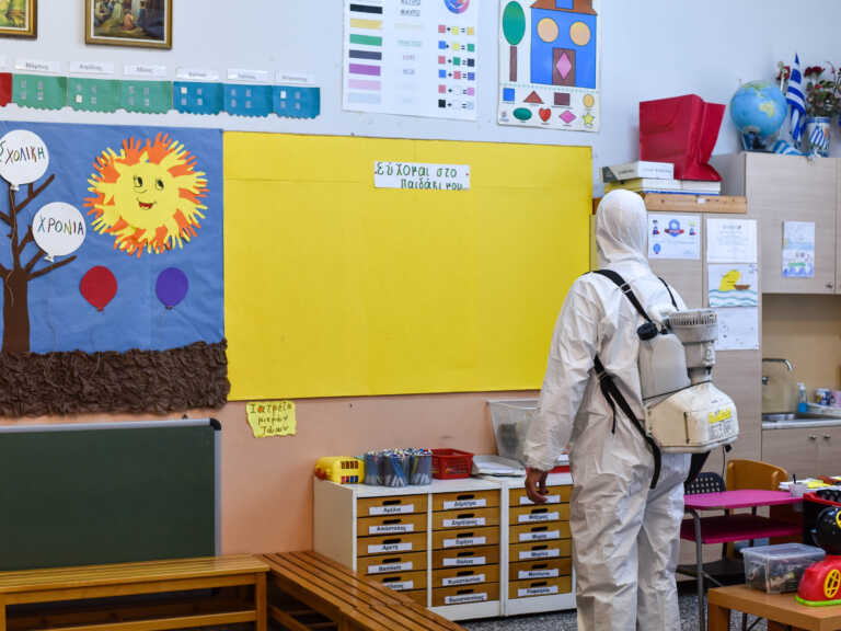 Καθαριότητα και απολύμανση σε σχολεία από τα συνεργεία του Δήμου Αθηναίων