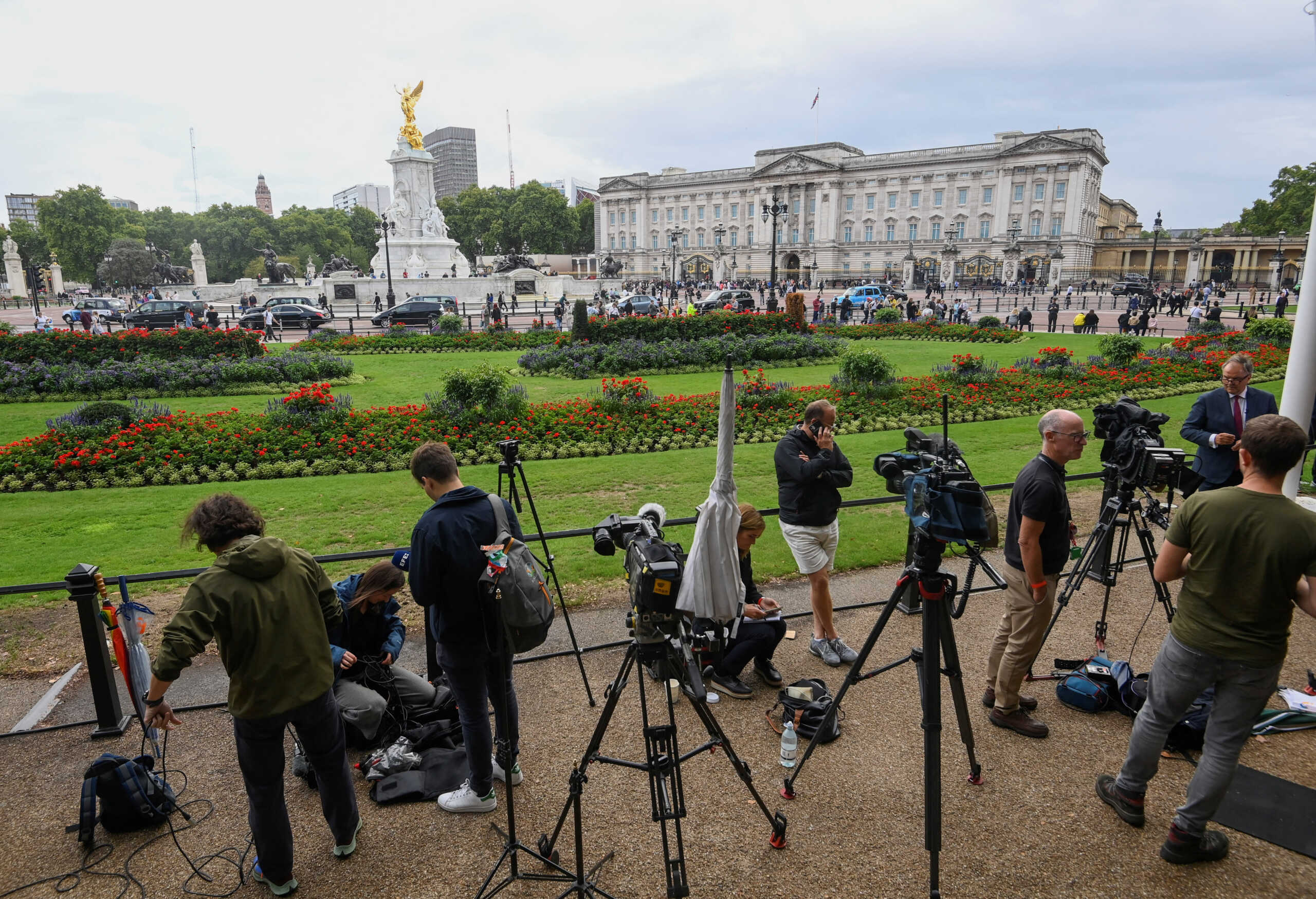 Media members gather outside Buckingham Palace, following a statement from the Palace over concerns for Britain's Queen Elizabeth's health, in London, Britain September 8, 2022. REUTERS