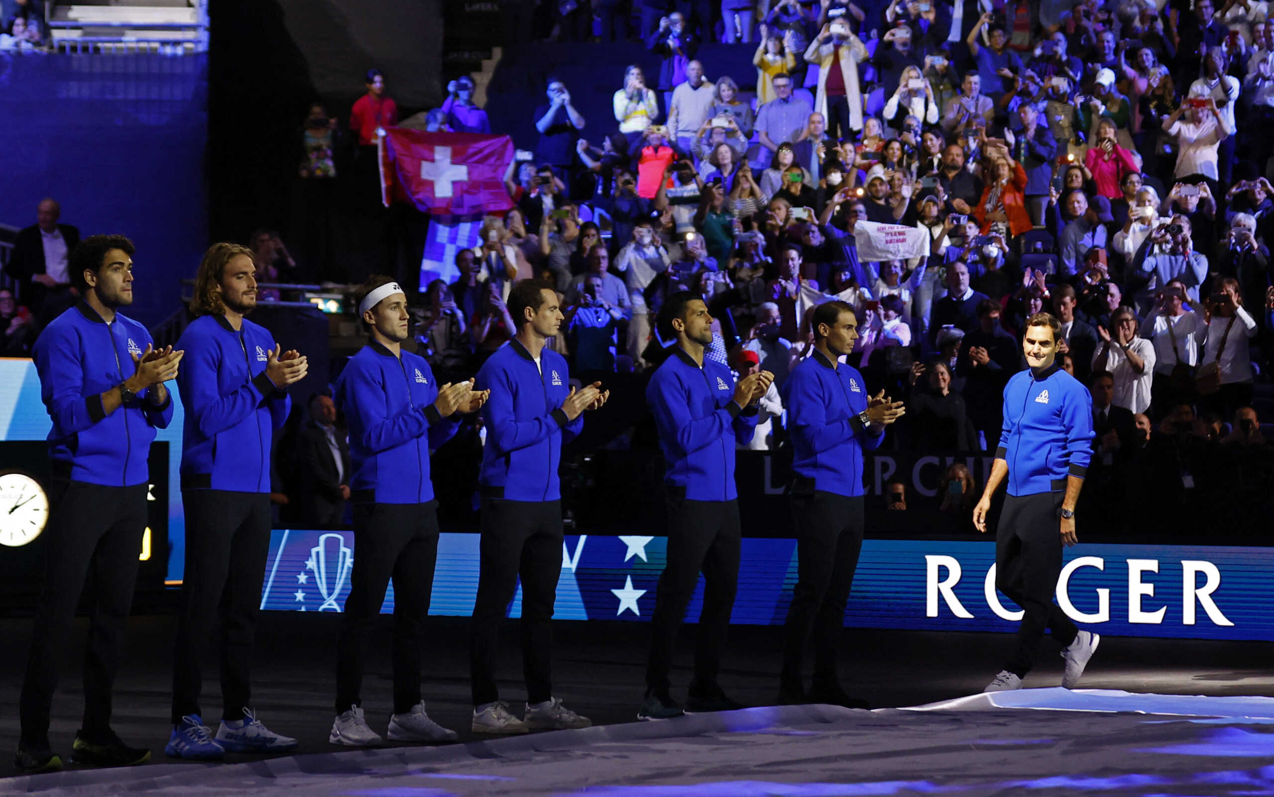Tennis - Laver Cup - 02 Arena, London, Britain - September 23, 2022 Team Europe members applaud as Roger Federer enters the stadium before the match between Team Europe's Casper Ruud and Team World's Jack Sock Action Images via Reuters