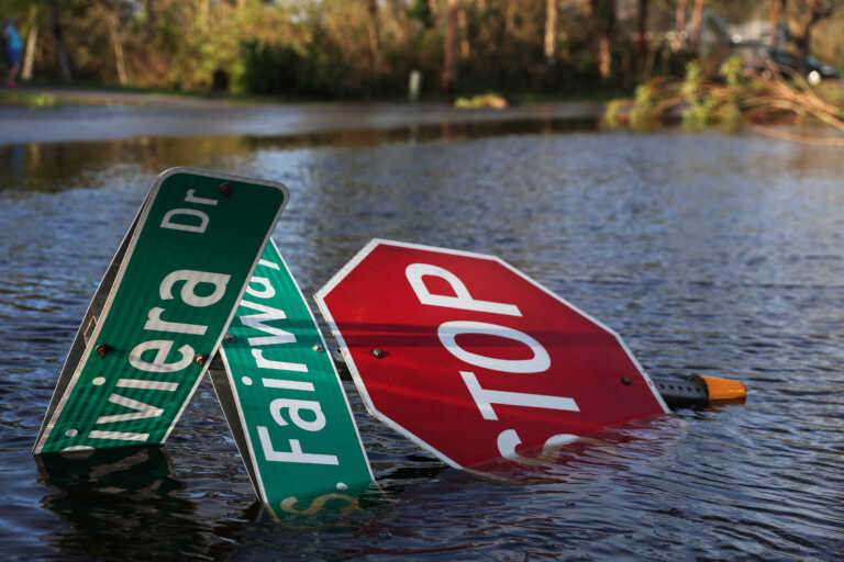 Έλληνες της Φλόριντα περιγράφουν τον εφιάλτη του τυφώνα Ίαν: «Πήραμε ό,τι μπορούσαμε γιατί θα κοπεί και το ρεύμα»