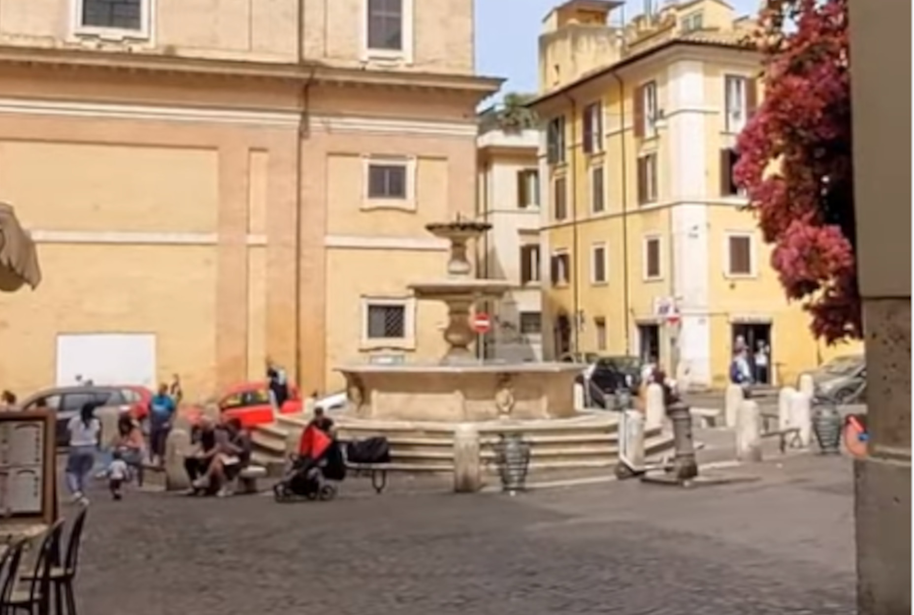 Ρώμη: Πρόστιμο 450 ευρώ σε τουρίστα επειδή… έτρωγε παγωτό στα σκαλιά συντριβανιού