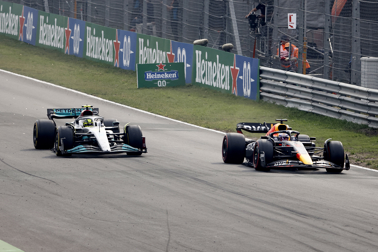 Formula One F1 - Dutch Grand Prix - Circuit Zandvoort, Zandvoort, Netherlands - September 4, 2022
Red Bull's Max Verstappen and Mercedes' Lewis Hamilton in action during the race REUTERS