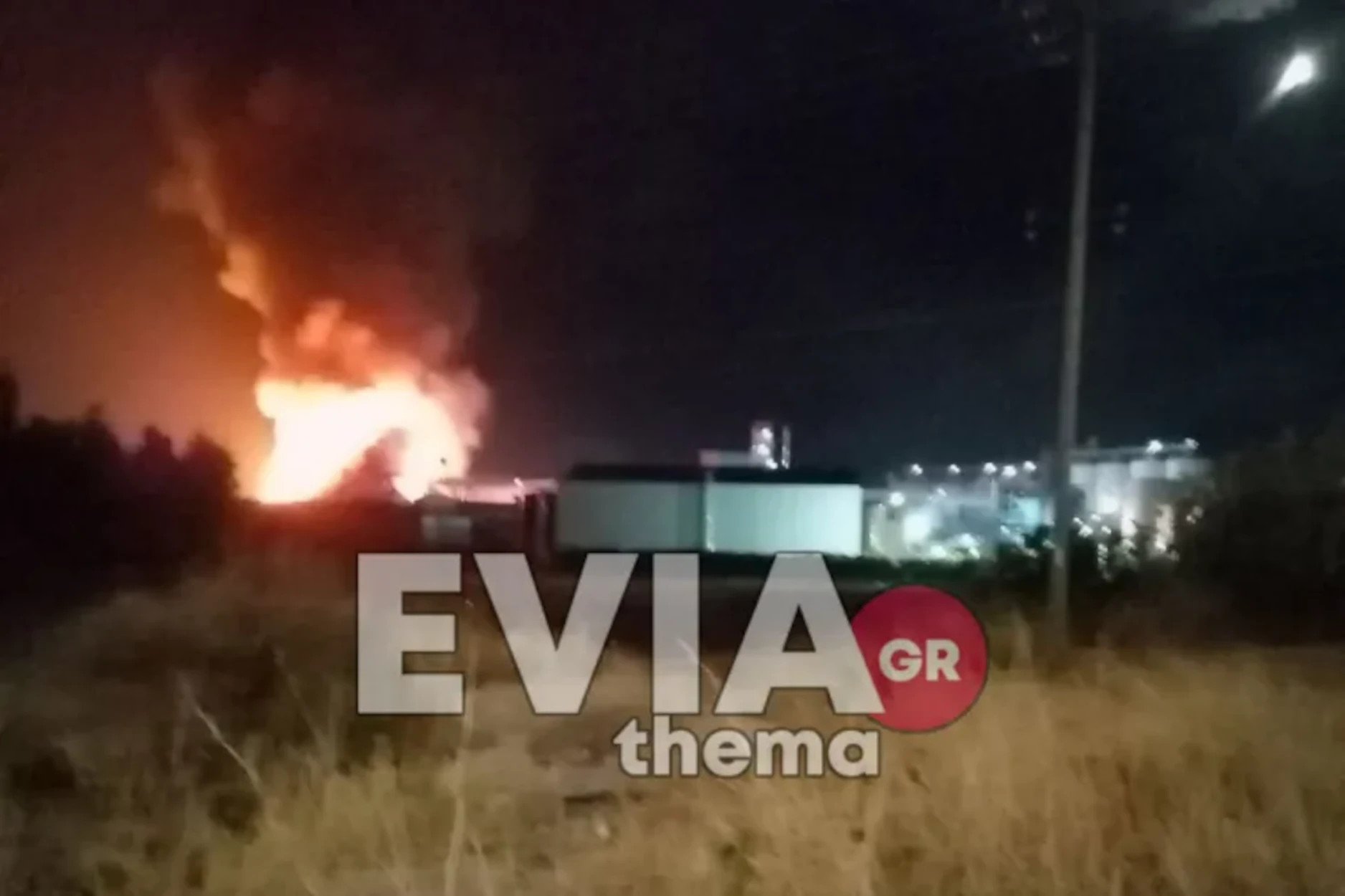 Εύβοια: Φωτιά σε εργοστάσιο στα Ψαχνά