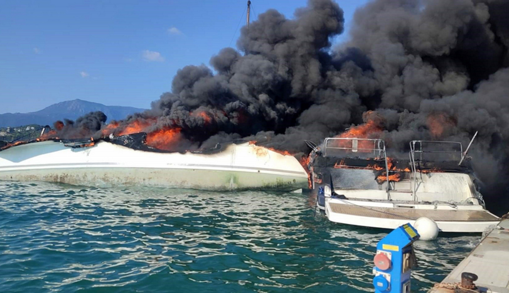 Φλεγόμενα σκάφη που βρίσκονται δεμένα στη Μαρίνα Γουβιών Κέρκυρας, Τετάρτη 7 Σεπτεμβρίου 2022. Σύμφωνα με την πυροσβεστική στην κατάσβεση συμμετέχουν 19 πυροσβέστες με 5 οχήματα. ΑΠΕ-ΜΠΕ