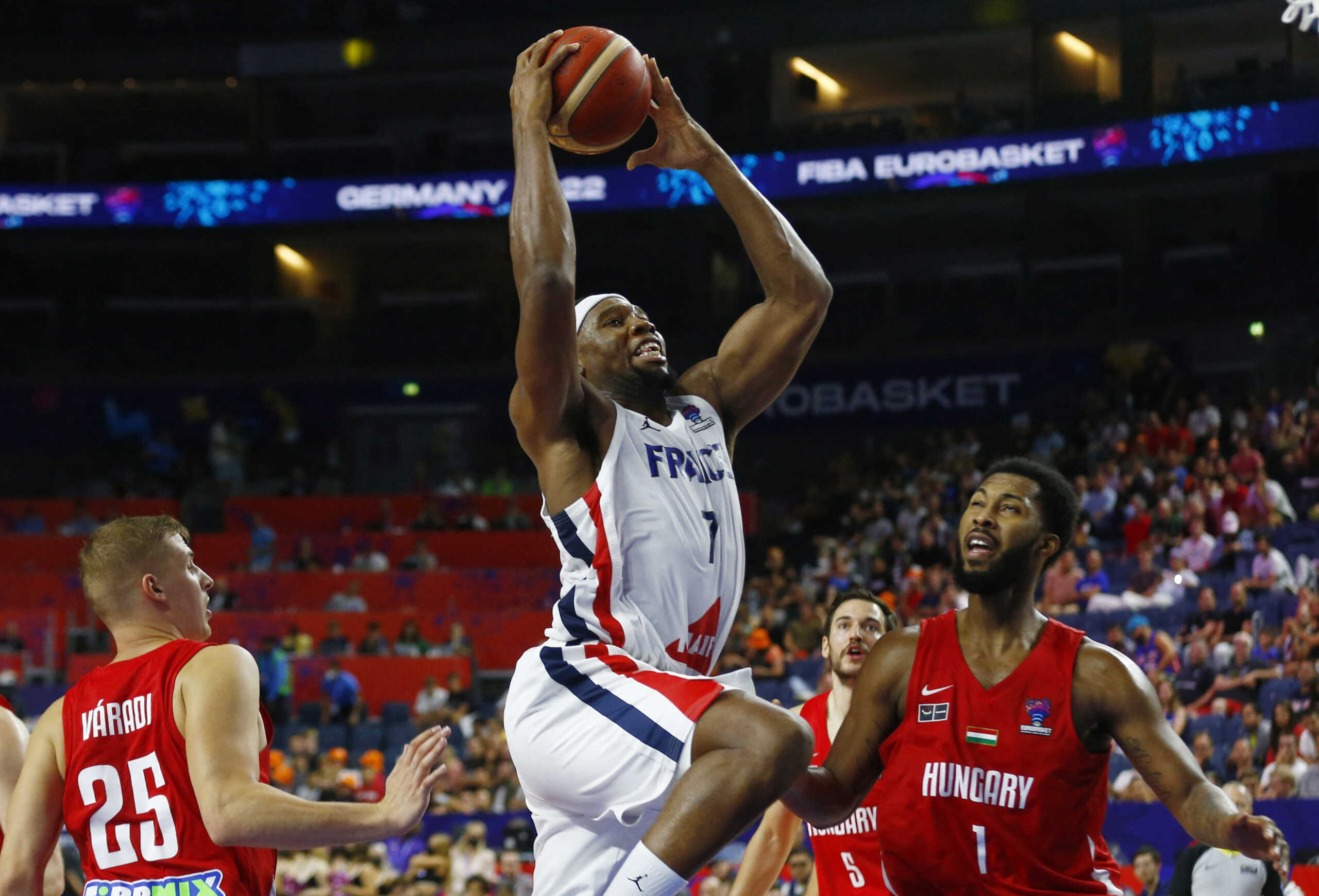 Basketball - EuroBasket Championship - Group B - France v Hungary - Cologne Arena, Cologne, Germany - September 4, 2022 France's Guerschon Yabusele in action with Hungary's Mikael Hopkins and Benedek Varadi REUTERS