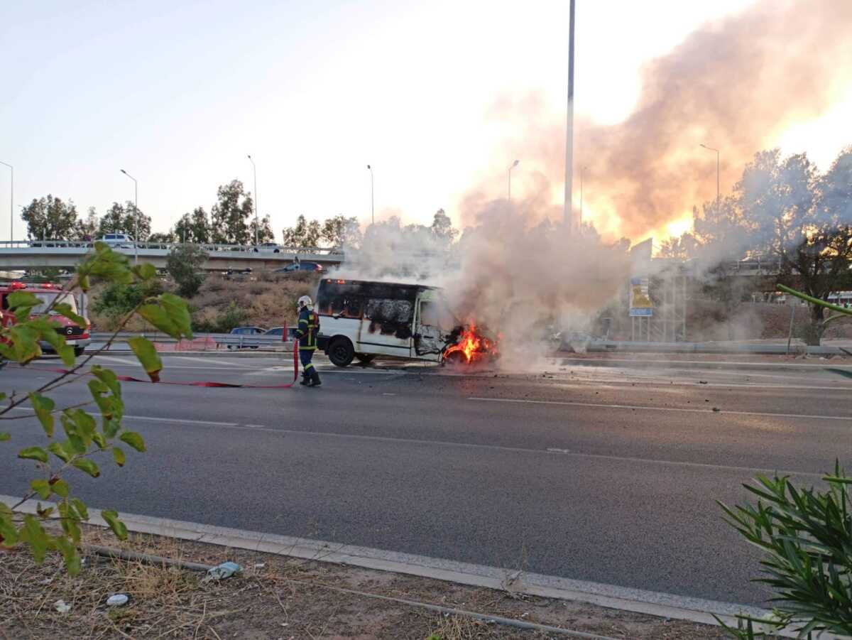 Φωτιά σε βαν στην Λεωφόρο Ποσειδώνος κοντά στο ίδρυμα Σταύρος Νιάρχος