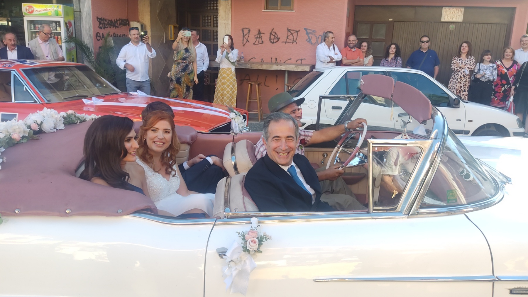 Κοζάνη: Ο γάμος και τα αυτοκίνητα γαμπρού και νύφης που άφησαν τους καλεσμένους με το στόμα ανοιχτό