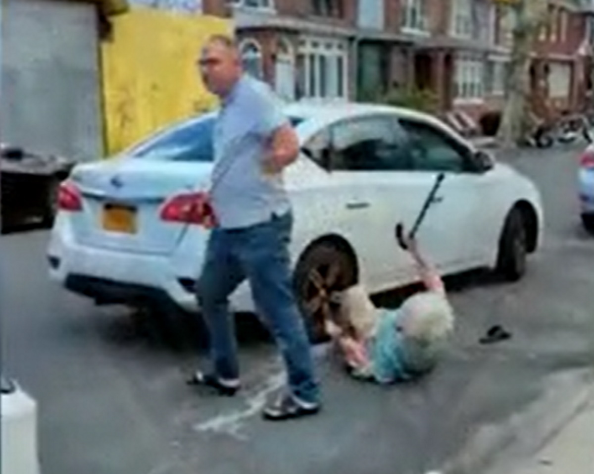 Βίντεο ντοκουμέντο: Οδηγός ταξί λήστεψε 78χρονη και την πέταξε έξω από το αυτοκίνητο