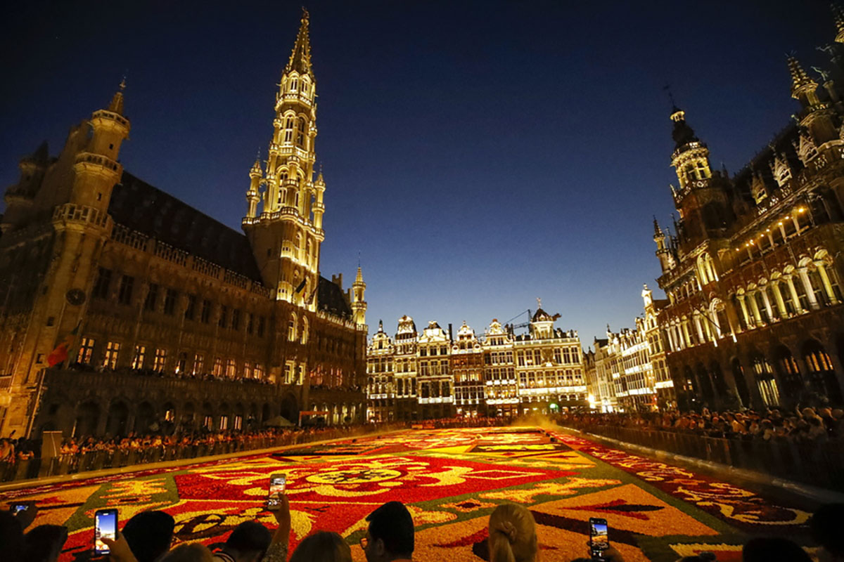 epa10118005 A light show is underway on the first day of the presentation of the Brussels Flower Carpet at the Grand Place in Brussels, Belgium, 12 August 2022. The flower carpet is 1,680 square meters and is made of begonias, dahlias, grass, and bark. The bi-annual event, traditionally held on the weekend of 15 August, resumed after a two-year hiatus due to the coronavirus disease (COVID-19) pandemic.  EPA