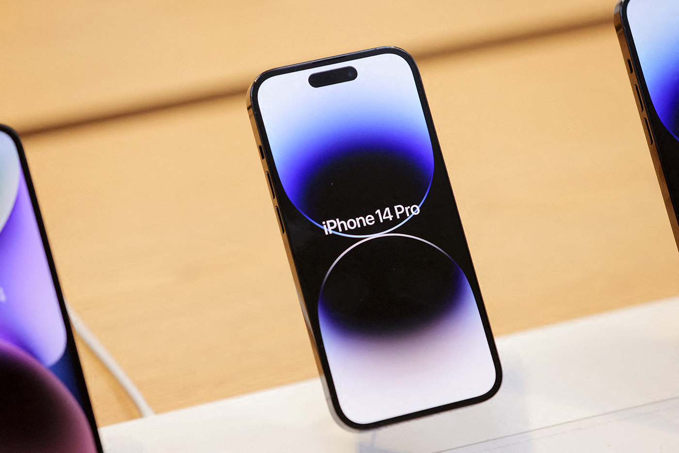 FILE PHOTO: The Apple iPhone 14 Pro is seen at the Apple Fifth Avenue store in Manhattan, New York City, U.S., September 16, 2022.  REUTERS