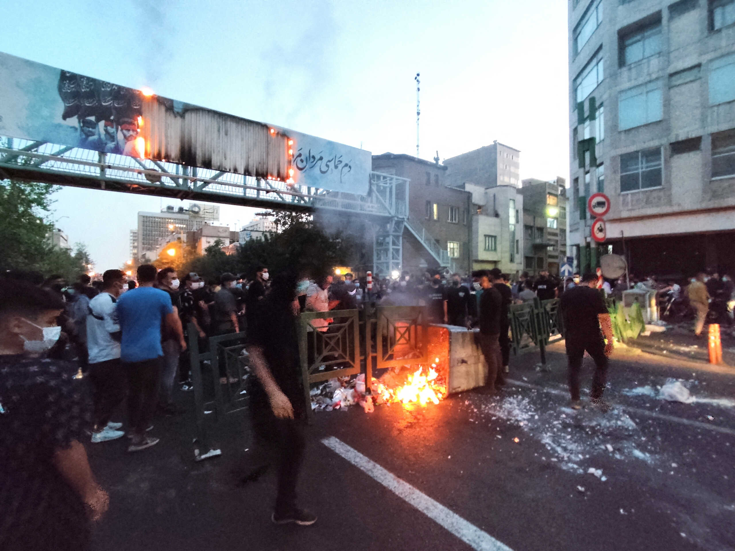 Ξεχειλίζει η οργή στο Ιράν – Η εξέγερση πνίγεται στο αίμα – Τουλάχιστον 8 νεκροί