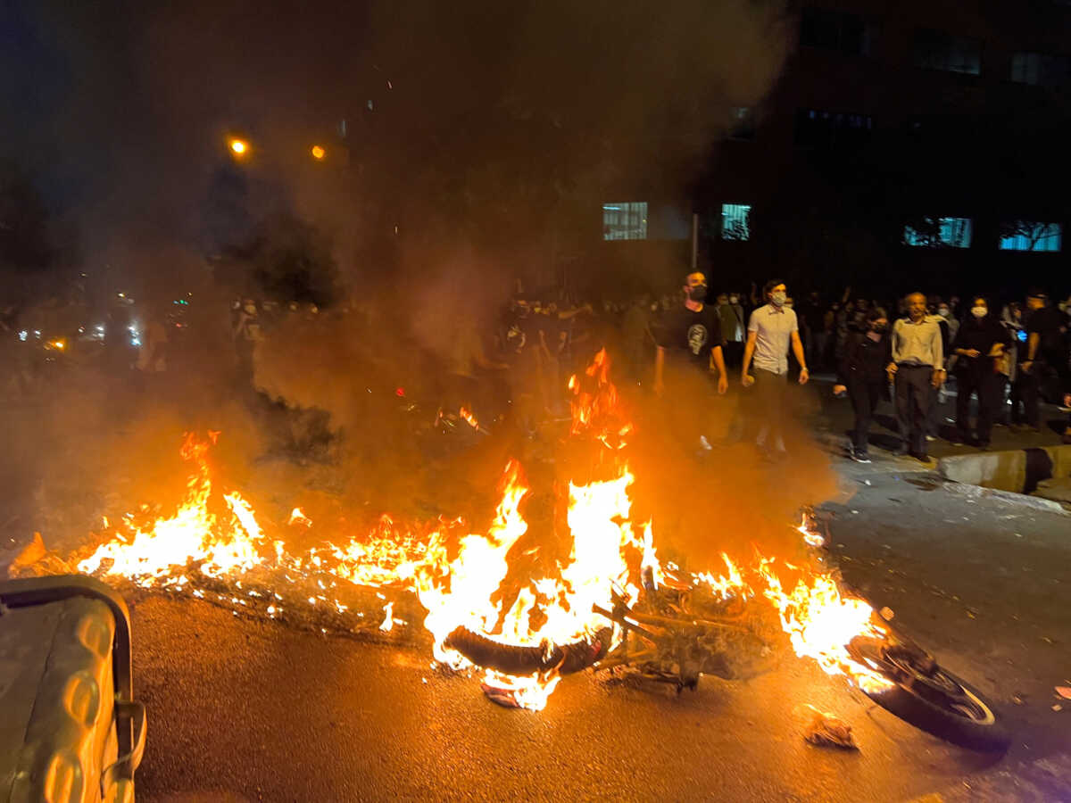 Ιράν: Νύχτα «κόλαση» με διαδηλώσεις μετά τον θάνατο της Μαχσά Αμινί