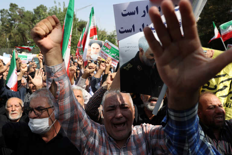Battlegrounds across Iran - Thousands 'defend' the headscarf