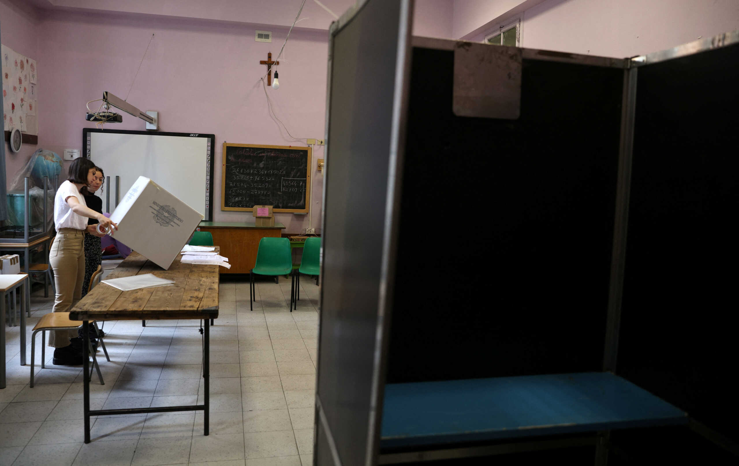 Polling station workers prepare ballot box ahead of the September 25 snap election, in Rome, Italy September 24, 2022.   REUTERS