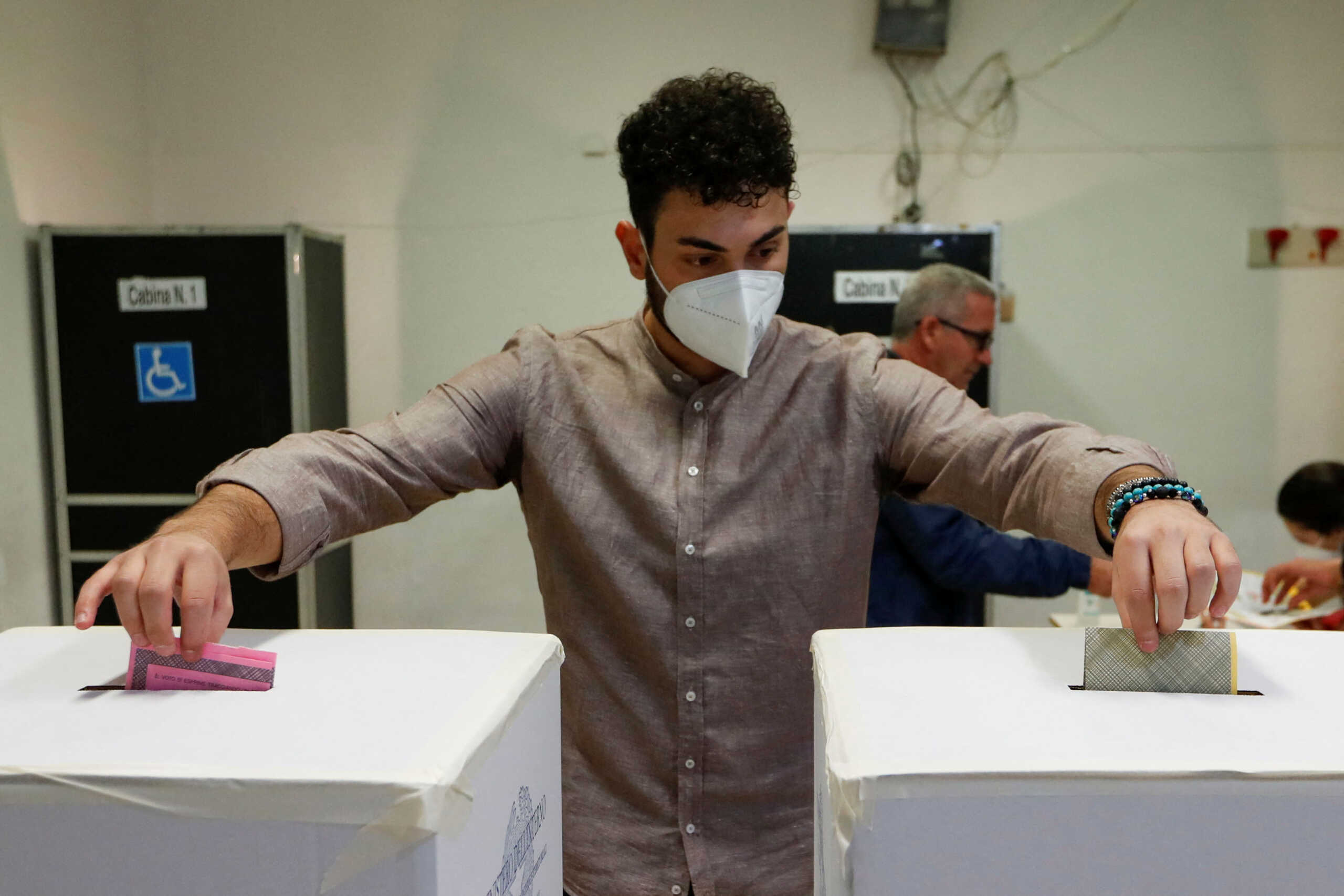 Εκλογές στην Ιταλία: Στη Σαρδηνία το χαμηλότερο ποσοστό συμμετοχής – Αυτοσχέδια κάλπη στη Ρώμη