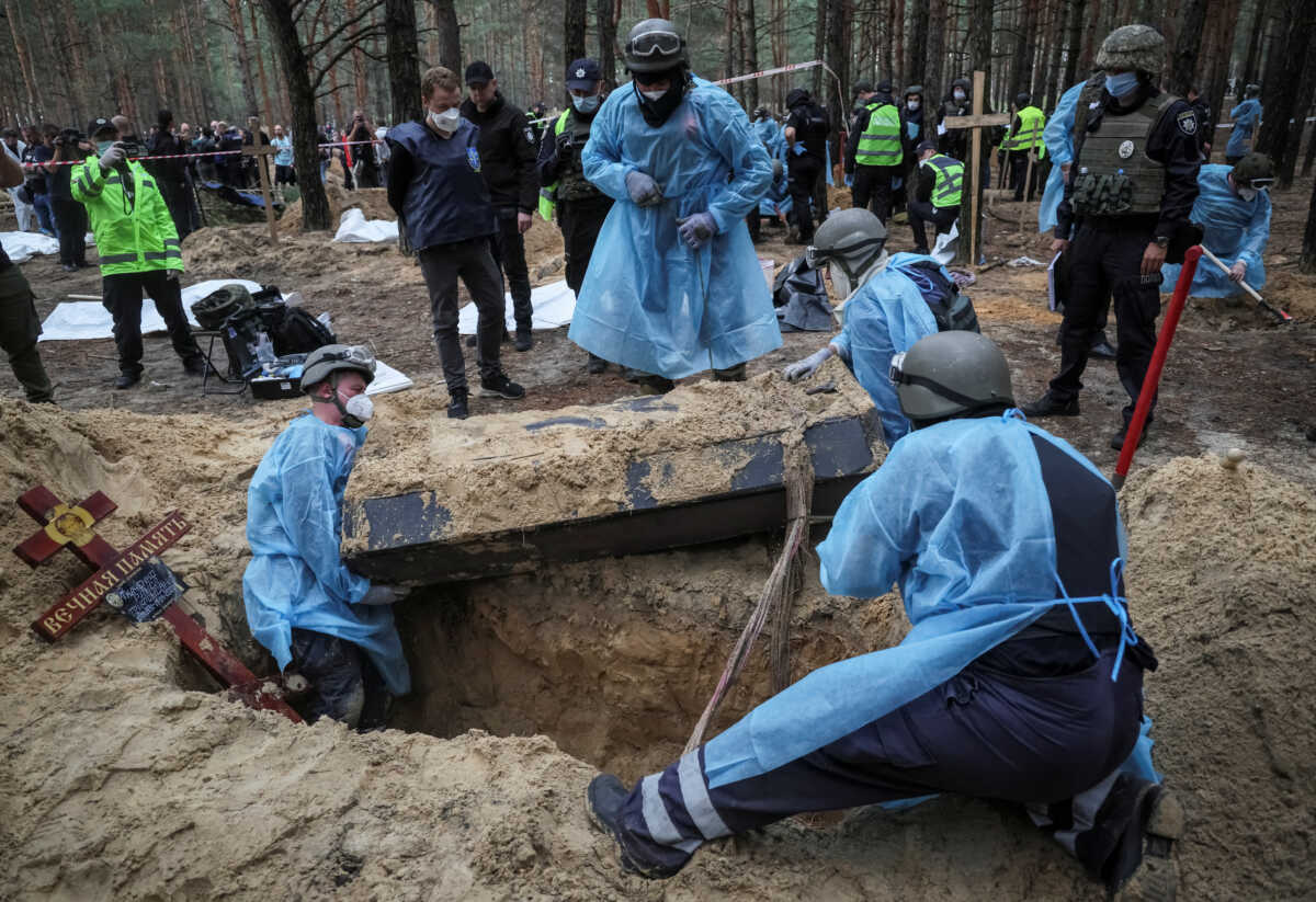 Ουκρανία: Τόπος μαρτυρίου το Ιζιούμ – Βρέθηκαν νεκροί με δεμένα τα χέρια και με θηλιές στο λαιμό τους