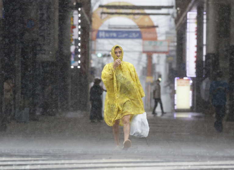 Χιλιάδες στα καταφύγια καθώς ισχυρός τυφώνας φτάνει στην Ιαπωνία - «Μην πλησιάζετε τα παράθυρα»