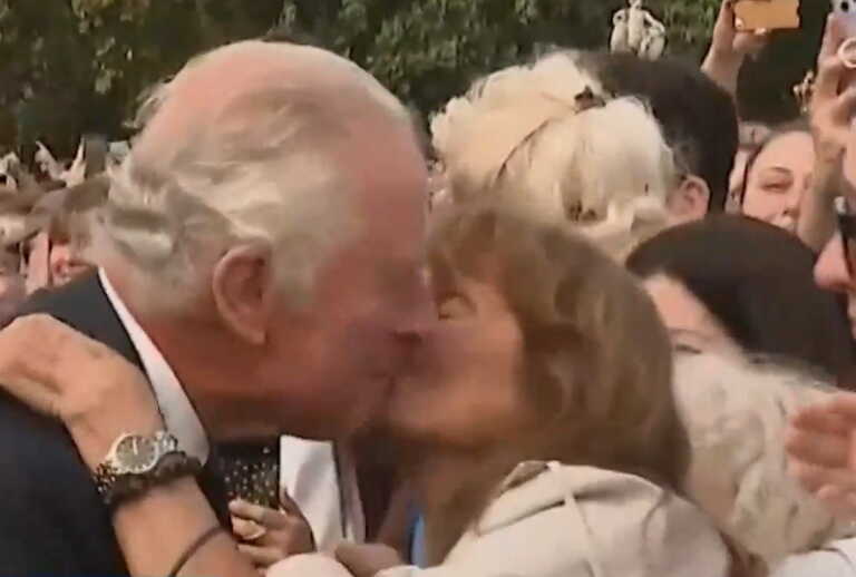 Η Κύπρια που άρπαξε και φίλησε τον Βασιλιά Κάρολο - «Αγαπώ όλη τη βασιλική οικογένεια»