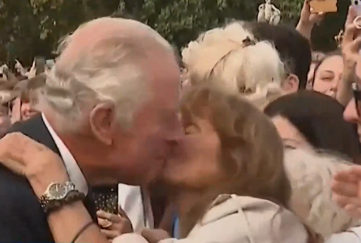 Η Κύπρια που άρπαξε και φίλησε τον Βασιλιά Κάρολο – «Αγαπώ όλη τη βασιλική οικογένεια»