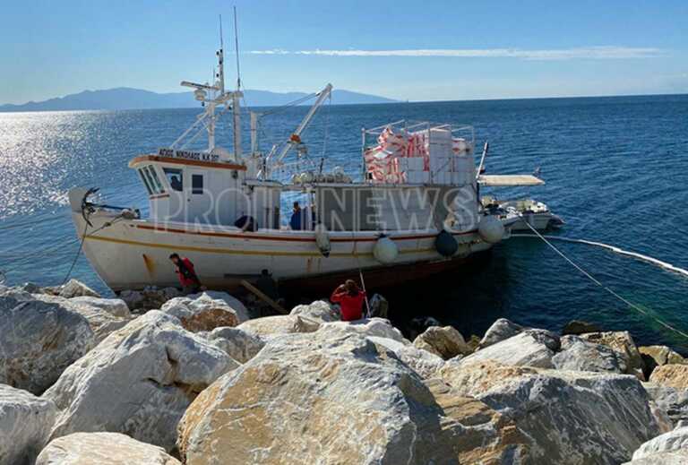 Καβάλα: Η βλάβη στον αυτόματο έστειλε το αλιευτικό σκάφος στα βράχια – Δείτε εικόνες από το σημείο