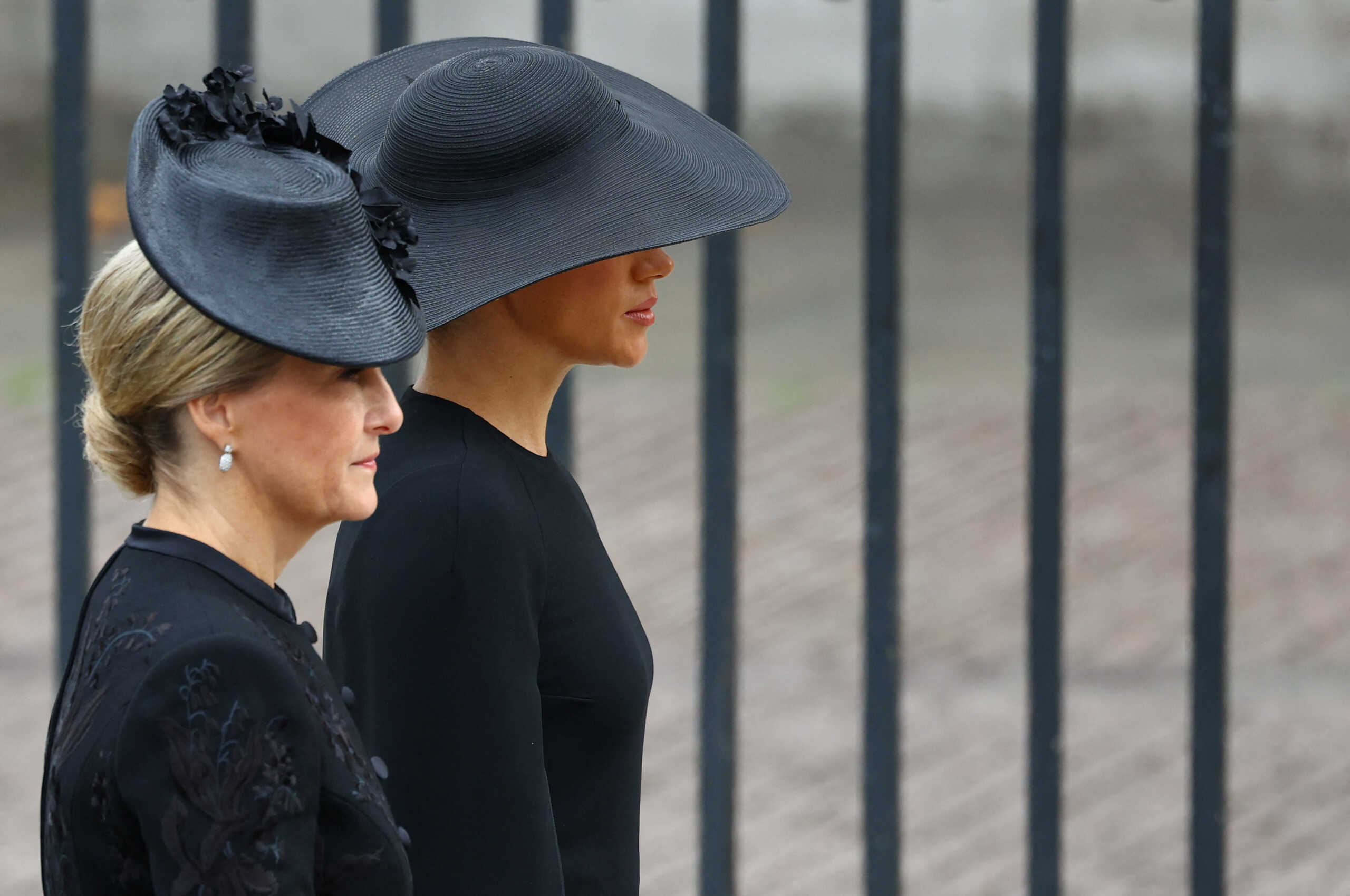 Κηδεία Βασίλισσας Ελισάβετ: «Συντετριμμένα» τα εγγόνια της πίσω από τη σορό της