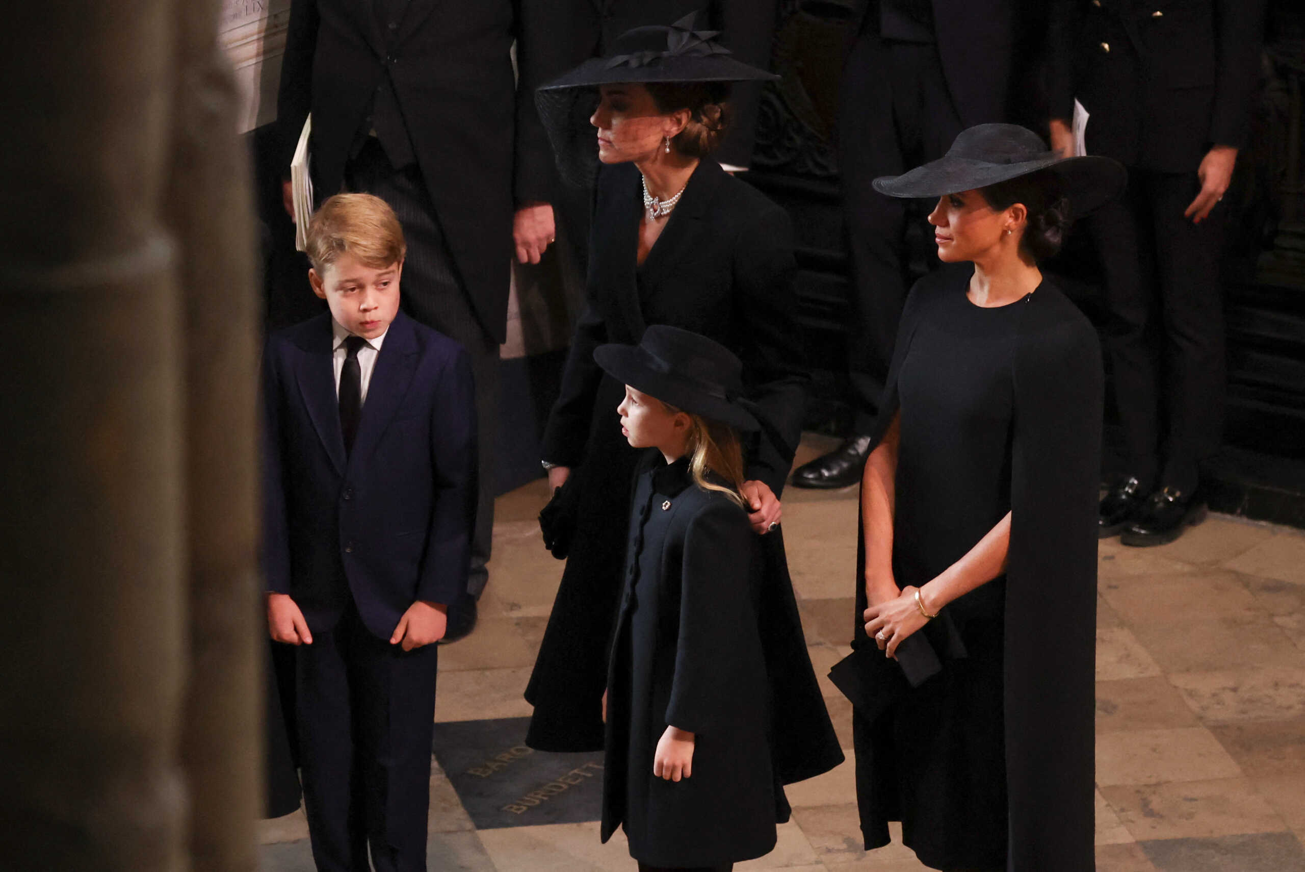 Κηδεία Βασίλισσας Ελισάβετ: Συντετριμμένα τα δισέγγονα συνοδεύοντας τη σορό της