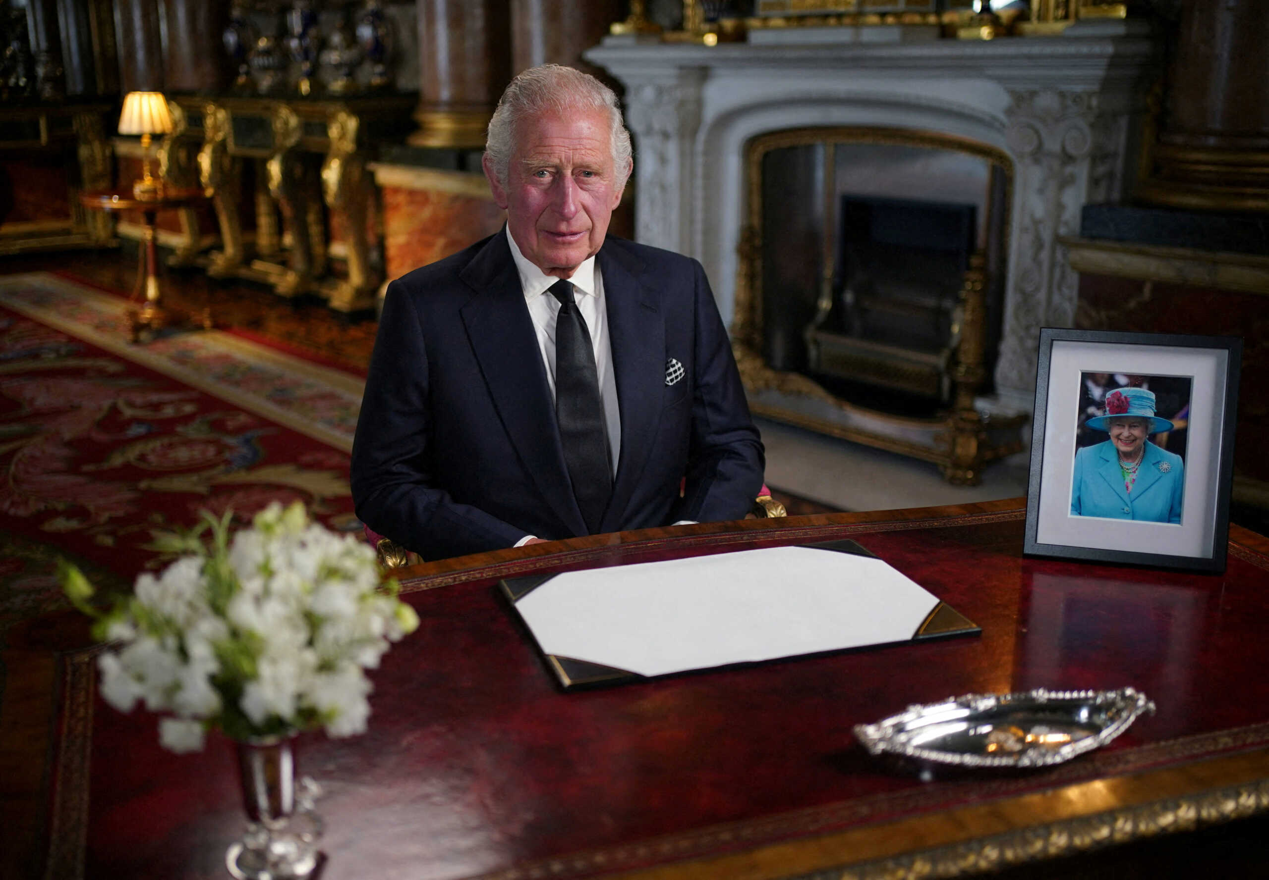 Βασιλιάς Κάρολος: Στη δημοσιότητα πλάνα από τα παρασκήνια πριν από το ιστορικό διάγγελμά του – «Τελείωσα;»